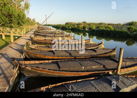 CATARROJA, SPANIEN - 25. JUNI 2021: Catarroja traditioneller Bootshafen (Pier) im Naturpark Valencia Albufera bei Sonnenuntergang Stockfoto