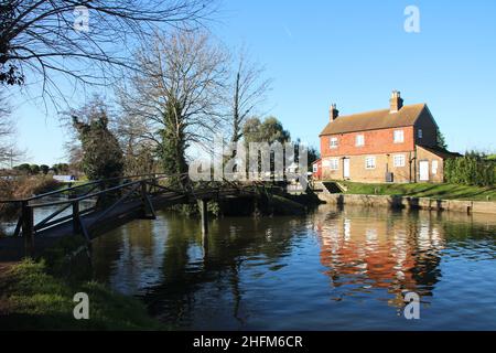 Sonniger Tag am Fluss mit einer Lokwartshütte Stockfoto