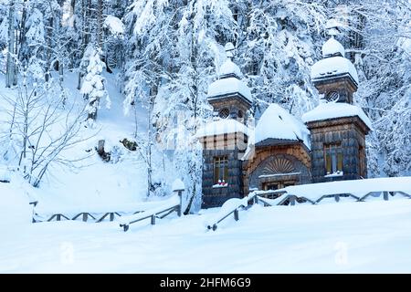 Russische Kapelle auf dem schneebedeckten Vršič-Pass, Julische Alpen, Slowenien Stockfoto