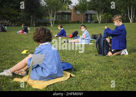 Fabio Ferrari/LaPresse 01 June, 2020 Torino, Italy News COVID-19 Notfall (Coronavirus) - Phase 2 - die Kinder des zweiten C der Alfieri Grundschule von Turin, in den Grosa Gärten von Turin, um sich gegenseitig zu erkennen, sich gegenseitig zu überprüfen und von vorne zu beginnen. Es ist die Herausforderung der „drei erre“, die von der Lehrerin Patrizia Venesia in Begleitung ihrer Kollegin Veronica Puglisi, Lehrerin an der Primary Alfieri des IC Montalcini in Cit Turin, ins Leben gerufen wurde. „Wir“ C „sind und sind die Stimme all derer, die ihr vergessen habt.“ Er lud seine Klasse in die Gärten ein, Stockfoto