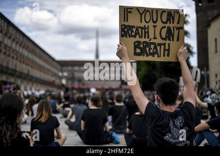 Fabio Ferrari/LaPresse 06 June, 2020 Torino, Italy News "Ich kann nicht atmen" Flash Mob in Erinnerung an George Floyd, einen Afroamerikaner, der von einem Polizisten getötet wurde. Ein Protest auf der Piazza Castello „gegen die inakzeptablen Fakten, die in den Vereinigten Staaten in diesen Tagen und in Solidarität mit den von der Polizei getöteten Afroamerikanern stattfinden“. Die von der Turiner Gruppe „No Justice No Peace“ nach Floyds Tod ins Leben gerufene Initiative, um die Verurteilung des Rassismus zu bekräftigen und die Aufmerksamkeit der Institutionen auch auf lokale Fragen zu lenken. Stockfoto