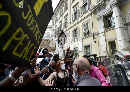 Fabio Ferrari/LaPresse 06 June, 2020 Torino, Italy News "Ich kann nicht atmen" Flash Mob in Erinnerung an George Floyd, einen Afroamerikaner, der von einem Polizisten getötet wurde. Ein Protest auf der Piazza Castello „gegen die inakzeptablen Fakten, die in den Vereinigten Staaten in diesen Tagen und in Solidarität mit den von der Polizei getöteten Afroamerikanern stattfinden“. Die von der Turiner Gruppe „No Justice No Peace“ nach Floyds Tod ins Leben gerufene Initiative, um die Verurteilung des Rassismus zu bekräftigen und die Aufmerksamkeit der Institutionen auch auf lokale Fragen zu lenken. Stockfoto