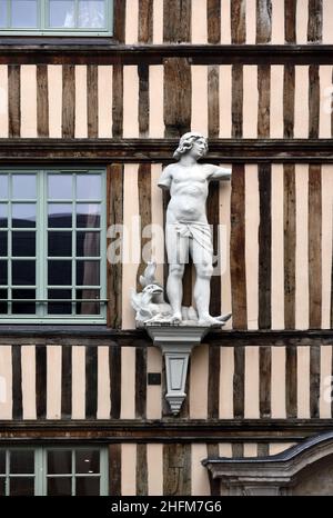 c17th Hotel d'Etancourt Stadthaus, Herrenhaus oder historisches Gebäude mit Holzrahmenstruktur & neoklassischen Statuen in der Altstadt Rouen Normandie Frankreich Stockfoto