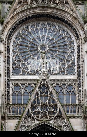Rosenfenster oder Rosette auf der Nordseite über dem Portail des librairies & Dekorative Steinschnitzereien Kathedrale Notre Dame Rouen Normandie Frankreich Stockfoto