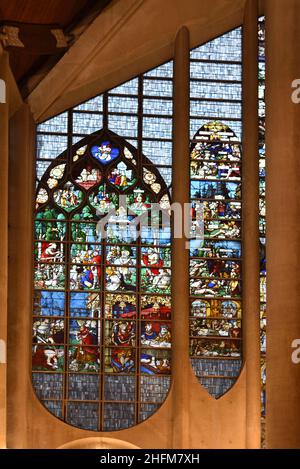 Modernes Interieur der Eglise Sainte-Jeanne-d'Arc oder Jeanne d'Arc Kirche, erbaut 1979 von Louis Arretche, & c16th Glasfenster Rouen Normandie Fr. Stockfoto