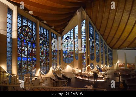 Modernes Interieur der Eglise Sainte-Jeanne-d'Arc oder Jeanne d'Arc Kirche, erbaut 1979 von Louis Arretche, Holz oder Holzdecke Rouen Normandie Frankreich Stockfoto