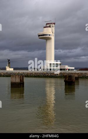 Moderner Beton-Seeverkehrskontrollturm oder Radarturm an der seine am Eingang zum Hafen oder Hafen Honfleur, Normandie, Frankreich Stockfoto