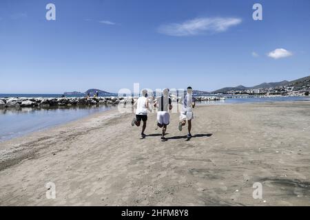 Cecilia Fabiano/LaPresse Juni 12 , 2020 Rome (Italy) News Phase 3 , neues Protokoll ermöglicht es, Strandspiel im Pic zu spielen : Jungen laufen zusammen am Strand Stockfoto