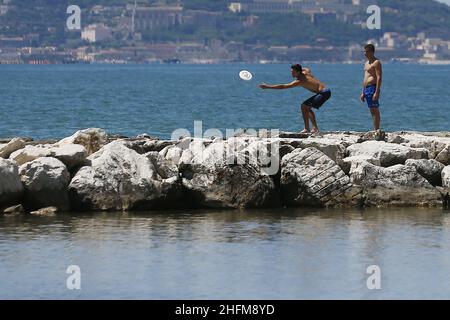 Cecilia Fabiano/LaPresse Juni 12 , 2020 Rome (Italy) News Phase 3 , neues Protokoll ermöglicht es, Strandspiel im Pic zu spielen : Jungen spielen Frisbee am Strand Stockfoto