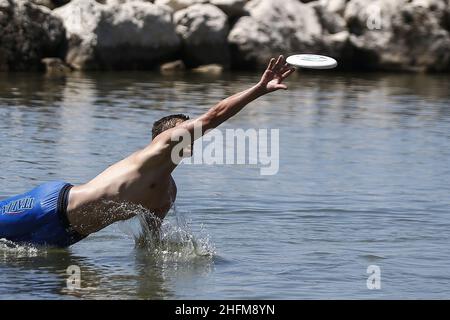 Cecilia Fabiano/LaPresse Juni 12 , 2020 Rome (Italy) News Phase 3 , neues Protokoll ermöglicht es, Strandspiel im Pic zu spielen : Jungen spielen Frisbee am Strand Stockfoto