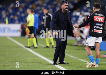 Cafaro/LaPresse 13. Juni 2020 Neapel, Italien Sportfußball Napoli vs Inter - Italienischer Pokal, Halbfinale 2. Etappe - San Paolo Stadion. Im Bild: Gennaro Gattuso, Manager des SSC Napoli, umarmt Lorenzo Insigne (SSC Napoli) nach dem Sieg. Stockfoto