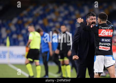 Cafaro/LaPresse 13. Juni 2020 Neapel, Italien Sportfußball Napoli vs Inter - Italienischer Pokal, Halbfinale 2. Etappe - San Paolo Stadion. Im Bild: Gennaro Gattuso, Manager des SSC Napoli, umarmt Lorenzo Insigne (SSC Napoli) nach dem Sieg. Stockfoto