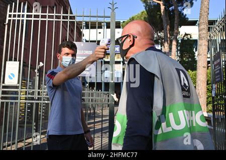 Massimo Paolone/LaPresse 22. Juni 2020 Bologna, Italien Sportfußball Bologna vs Juventus - Italienische Fußballmeisterschaft Liga A Tim 2019/2020 - stadio Renato Dall'Ara Stadion im Bild: Temperaturmessung und Überprüfung auf Coronavirus Covid 19 Stockfoto