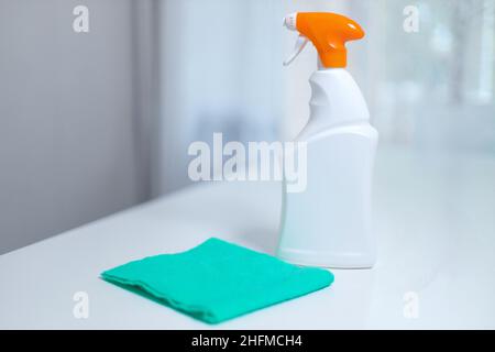 Professionelle Reinigungsprodukte, Reinigung auf weißem Tisch zu Hause oder im Büro Konzept der Desinfektion und Prävention von covid-19. Stockfoto