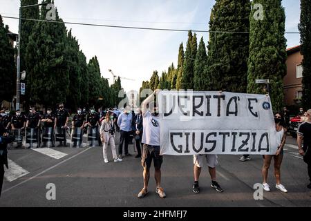 Claudio Furlan - LaPresse 28. Juni 2020 Bergamo (Italien) News Italien ehrt den Tod des Coronavirus mit einem Requiem-Konzert vor dem Friedhof in Bergamo, einer der am stärksten betroffenen Provinzen im ehemaligen Epizentrum des europäischen Ausbruchs. Vor dem Konzert protestieren die Bürger vor dem monumentalen Friedhof von Bergamo Stockfoto