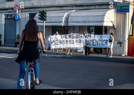 Claudio Furlan - LaPresse 28. Juni 2020 Bergamo (Italien) News Italien ehrt den Tod des Coronavirus mit einem Requiem-Konzert vor dem Friedhof in Bergamo, einer der am stärksten betroffenen Provinzen im ehemaligen Epizentrum des europäischen Ausbruchs. Vor dem Konzert protestieren die Bürger vor dem monumentalen Friedhof von Bergamo Stockfoto