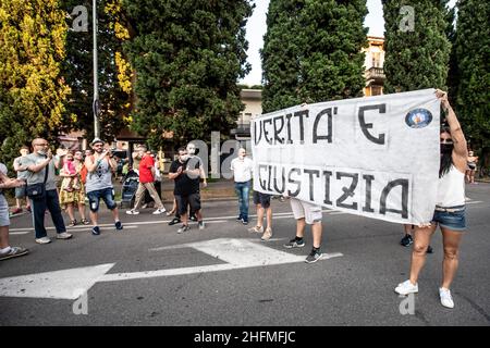 Claudio Furlan - LaPresse 28. Juni 2020 Bergamo (Italien) News Italien ehrt den Tod des Coronavirus mit einem Requiem-Konzert vor dem Friedhof in Bergamo, einer der am stärksten betroffenen Provinzen im ehemaligen Epizentrum des europäischen Ausbruchs. Vor dem Konzert protestieren die Bürger vor dem monumentalen Friedhof von Bergamo Stockfoto