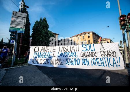 Claudio Furlan - LaPresse 28. Juni 2020 Bergamo (Italien) News Italien ehrt den Tod des Coronavirus mit einem Requiem-Konzert vor dem Friedhof in Bergamo, einer der am stärksten betroffenen Provinzen im ehemaligen Epizentrum des europäischen Ausbruchs. Vor dem Konzert protestieren die Bürger vor dem monumentalen Friedhof von Bergamo Stockfoto