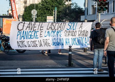 Claudio Furlan - LaPresse 28. Juni 2020 Bergamo (Italien) News Italien ehrt den Tod des Coronavirus mit einem Requiem-Konzert vor dem Friedhof in Bergamo, einer der am stärksten betroffenen Provinzen im ehemaligen Epizentrum des europäischen Ausbruchs. Vor dem Konzert protestieren die Bürger vor dem monumentalen Friedhof von Bergamo Stockfoto