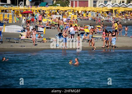 Mauro Scrobogna /LaPresse 29. Juni 2020&#xa0; Rom, Italien Nachrichten Ostia - Lido von Rom im Bild: Badegäste an den Stränden von Ostia Stockfoto