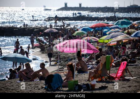 Mauro Scrobogna /LaPresse 29. Juni 2020&#xa0; Rom, Italien Nachrichten Ostia - Lido von Rom im Bild: Badegäste an den Stränden von Ostia Stockfoto