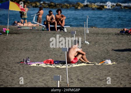 Mauro Scrobogna /LaPresse 29. Juni 2020&#xa0; Rom, Italien Nachrichten Ostia - Lido von Rom im Bild: Badegäste an den Stränden von Ostia Stockfoto