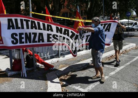 Cecilia Fabiano/LaPresse 30. Juni 2020 Rom (Italien) Nachrichten Demonstration der Flugarbeiter im Bild: Die Demonstranten vor dem Verkehrsministerium Stockfoto