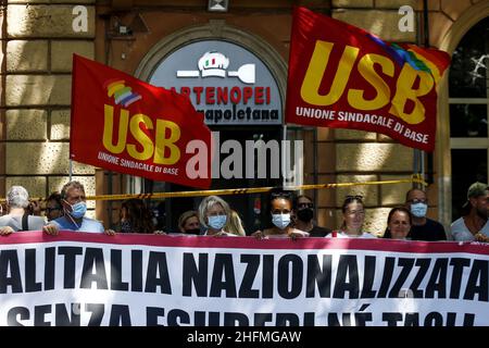 Cecilia Fabiano/LaPresse 30. Juni 2020 Rom (Italien) Nachrichten Demonstration der Flugarbeiter im Bild: Die Demonstranten vor dem Verkehrsministerium Stockfoto