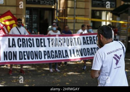 Cecilia Fabiano/LaPresse 30. Juni 2020 Rom (Italien) Nachrichten Demonstration der Flugarbeiter im Bild: Die Demonstranten vor dem Verkehrsministerium Stockfoto