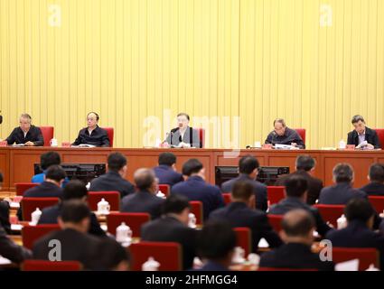 Peking, China. 17th Januar 2022. Wang Yang, Mitglied des Ständigen Ausschusses des Politbüros des Zentralkomitees der Kommunistischen Partei Chinas und Vorsitzender des Nationalen Komitees der Politischen Konsultativkonferenz des chinesischen Volkes, spricht während der Teilnahme an einer Konferenz für die Leiter der einheitsfrontarbeitsabteilungen in ganz China in Peking, Capital of China, 17. Januar 2022. Quelle: Ding Lin/Xinhua/Alamy Live News Stockfoto