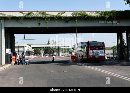 Mauro Scrobogna /LaPresse 02. Juli 2020&#xa0; Rom, Italien Nachrichten ATAC Depot via Candoni - Besuch Salvini im Bild: Das atac Depot, das an ein rom Lager grenzt und wo einige öffentliche Verkehrsmittel in Brand gesetzt wurden Stockfoto