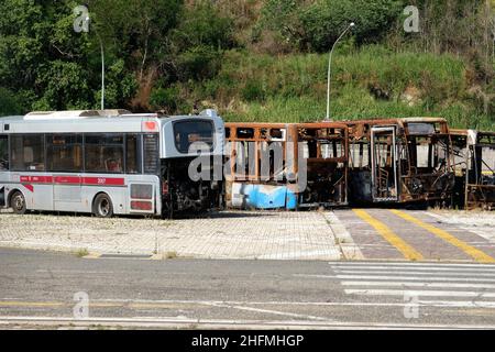 Mauro Scrobogna /LaPresse 02. Juli 2020&#xa0; Rom, Italien Nachrichten ATAC Depot via Candoni - Besuch Salvini im Bild: Das atac Depot, das an ein rom Lager grenzt und wo einige öffentliche Verkehrsmittel in Brand gesetzt wurden Stockfoto