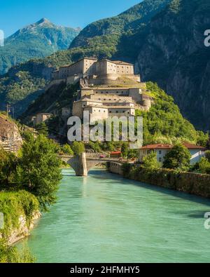 Das szenografische Fort Bard im Aostatal, Norditalien, an einem sonnigen Sommertag. Stockfoto