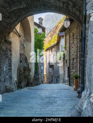 Das malerische Dorf Bard im Aostatal, Norditalien, am Sommernachmittag. Stockfoto