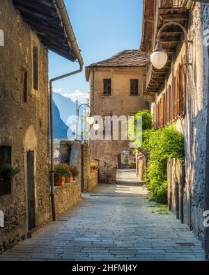 Das malerische Dorf Bard im Aostatal, Norditalien, am Sommernachmittag. Stockfoto