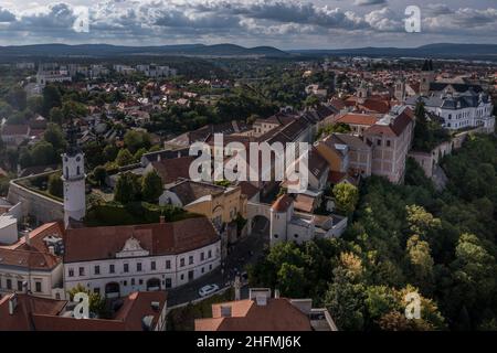 Luftaufnahme des Burgviertels in Veszprem Ungarn mit den Mauern, Bastionen Bischofspalast und anderen mittelalterlichen Gebäude einschließlich des Heldentores an Stockfoto