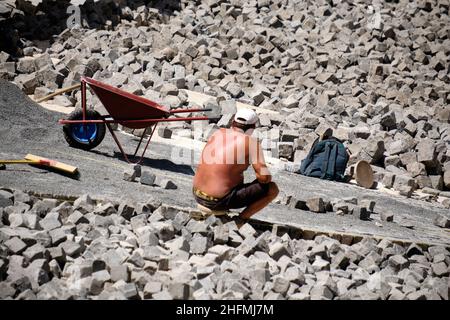 Mauro Scrobogna /LaPresse 03. Juli 2020&#xa0; Rom, Italien Nachrichten heiß in Rom auf dem Bild: Die Anordnung der Kopfsteinpflaster unter der römischen Sonne Stockfoto