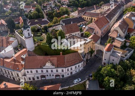 Luftaufnahme des Burgviertels in Veszprem Ungarn mit den Mauern, Bastionen Bischofspalast und anderen mittelalterlichen Gebäude einschließlich des Heldentores an Stockfoto