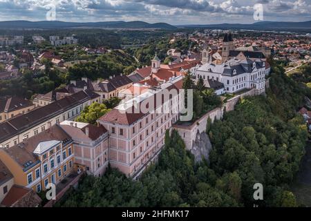 Luftaufnahme des Burgviertels in Veszprem Ungarn mit den Mauern, Bastionen Bischofspalast und anderen mittelalterlichen Gebäude einschließlich des Heldentores an Stockfoto