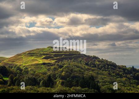 Blick nach Süden in Richtung British Camp Iron Age Hillfort (Herefordshire Beacon) in den Malvern Hills, Worcestershire, England Stockfoto