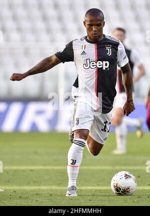 Marco Alpozzi/LaPresse 04. Juli 2020 Turin, Italien Sportfußball Juventus vs. Turin - Italienische Fußballmeisterschaft Liga A Tim 2019/2020 - Allianz Stadion auf dem Bild: Douglas Costa (Juventus F.C.); Stockfoto