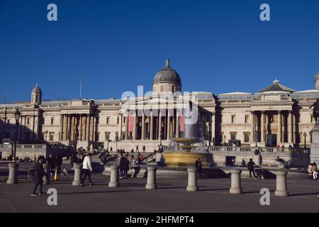 London, Großbritannien 17th. Januar 2022. Trafalgar Square an einem klaren, sonnigen Tag. Kredit: Vuk Valcic / Alamy Live Nachrichten Stockfoto