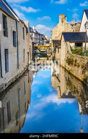 Bunte alte Gebäude Aure River Reflection Bayeux Centre Normandie Frankreich.Bayeux gegründet 1st Jahrhundert v. Chr. Stockfoto