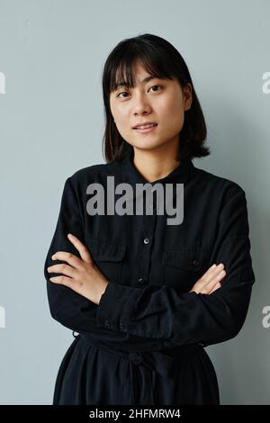 Vertikale Taille oben Porträt der jungen asiatischen Geschäftsfrau Blick auf die Kamera Stockfoto