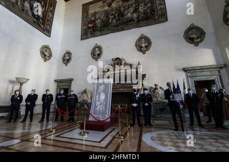 Cecilia Fabiano/LaPresse Juli 14 , 2020 Rome (Italy) News Rückkehr der Bataclan-Tür, gemalt von Banksy zu Ehren der Opfer in der französischen Botschaft anlässlich des Gedenkens an die Einnahme der Bastille im Bild : die Rückkehr Zeremonie Stockfoto