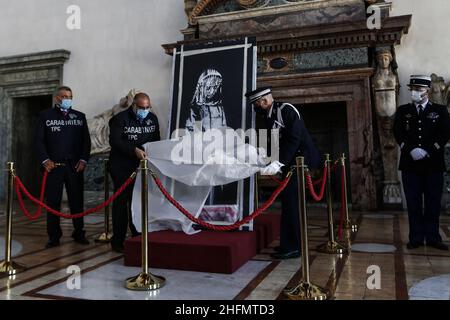 Cecilia Fabiano/LaPresse Juli 14 , 2020 Rome (Italy) News Rückkehr der Bataclan-Tür, gemalt von Banksy zu Ehren der Opfer in der französischen Botschaft anlässlich des Gedenkens an die Einnahme der Bastille im Bild : die Rückkehr Zeremonie Stockfoto