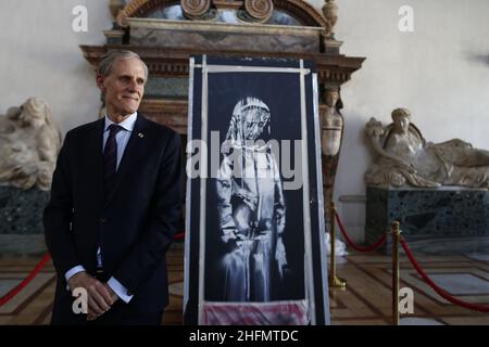 Cecilia Fabiano/LaPresse Juli 14 , 2020 Rom (Italien) News Rückkehr der Bataclan-Tür, gemalt von Banksy zu Ehren der Opfer in der französischen Botschaft anlässlich des Gedenkens an die Einnahme der Bastille im Bild : Christian Masset Stockfoto