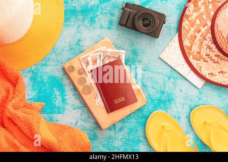 Sommerurlaub in Kroatien, flache Lage Draufsicht auf verschiedene Urlaub Zubehör und kroatischen Kuna, nationale Währung Banknoten Stockfoto