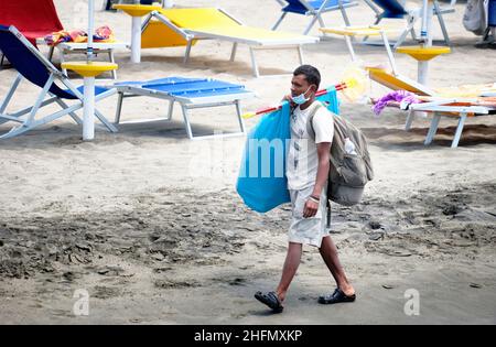 Mauro Scrobogna /LaPresse 18. Juli 2020&#xa0; Rom, Italien Nachrichten Ostia - Strand auf dem Foto: Händler am Strand von Lido di Ostia Stockfoto