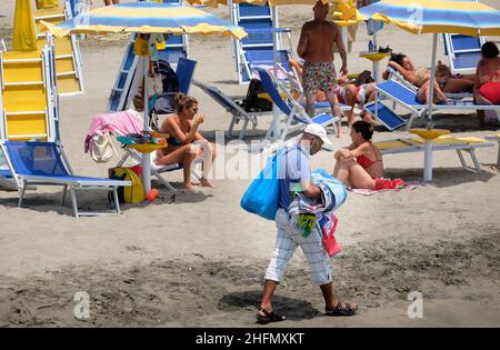 Mauro Scrobogna /LaPresse 18. Juli 2020&#xa0; Rom, Italien Nachrichten Ostia - Strand auf dem Foto: Händler am Strand von Lido di Ostia Stockfoto